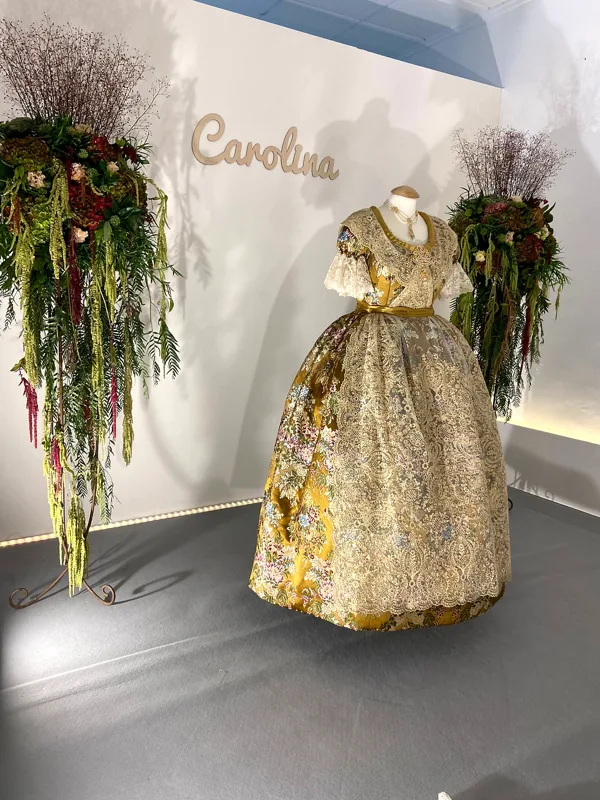Traje de espolín dorado de la exposición de Carolina Martínez Serena con decoración floral