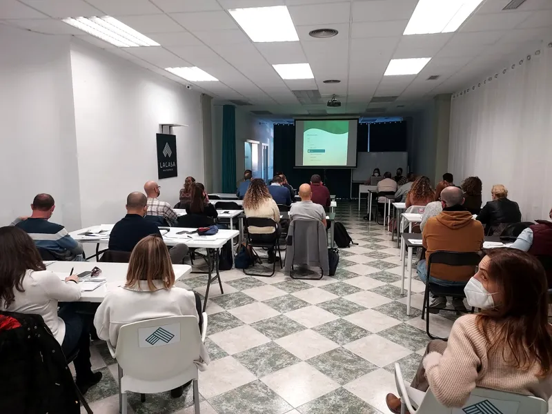 Formación con asistentes sentados frente a una presentación proyectada