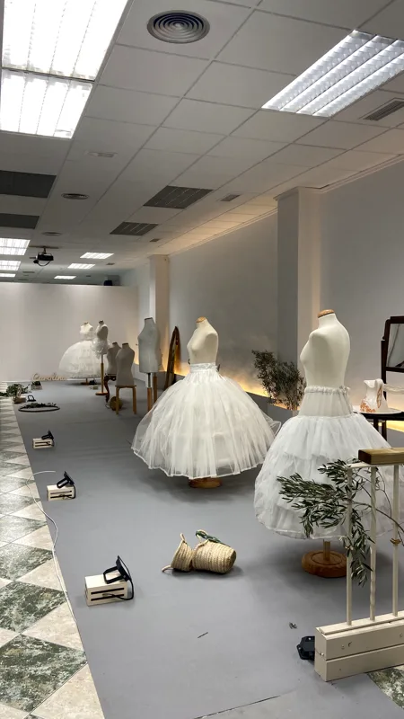 Enaguas y cancán de la indumentaria expuestos en maniquíes, con la iluminación indirecta de la pared