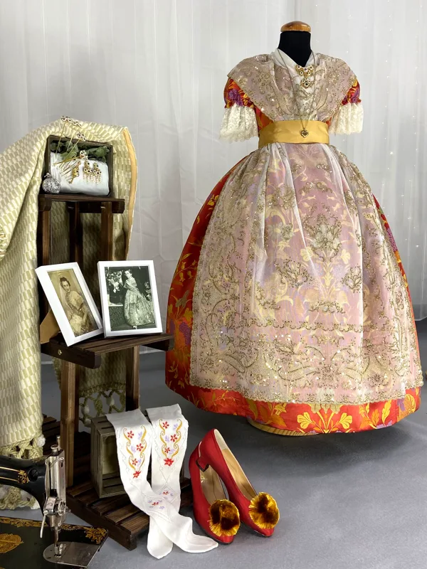 Traje de fallera rosa y naranja con fotos antiguas de la familia y zapatos a juego